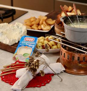 FONDUTA DI GORGONZOLA DOLCE IGOR CON CROSTINI DI PANE, PATATE NOVELLE ALL